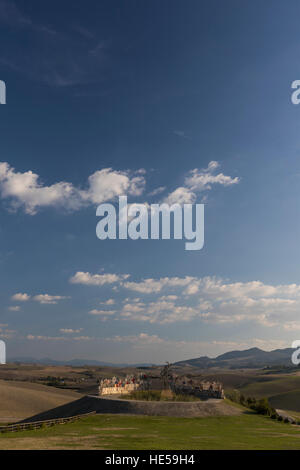 Village toscan de Lajatico célèbre comme le village natal de la chanteuse d'opéra Andrea Bocelli, Toscane, Italie. Banque D'Images