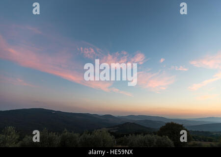 SR68 collines toscanes à vers Volterra, Toscane Italie. Banque D'Images