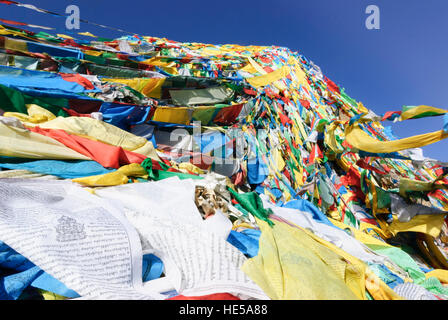 Lhassa : Mont Chagpo Ri ; drapeaux de prière, Tibet, Chine Banque D'Images