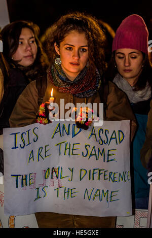 New York, États-Unis. 14Th Dec 2016. Les New-Yorkais se sont réunis le vendredi 16 à Washington Sq. Park d'organiser une manifestation pacifique et une veillée aux chandelles à manifester notre solidarité avec la population syrienne. En exigeant d'arrêter le massacre de cibles civiles et de secouristes. Arrêter les sièges et la demande que l'ONU et la communauté internationale s'arrêter les criminels de guerre. Sauver la Syrie ! Alep enregistrer ! Arrêter les massacres !, arrêter le génocide ! © Erik McGregor/Pacific Press/Alamy Live News Banque D'Images