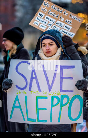 New York, États-Unis. 14Th Dec 2016. Les New-Yorkais se sont réunis le vendredi 16 à Washington Sq. Park d'organiser une manifestation pacifique et une veillée aux chandelles à manifester notre solidarité avec la population syrienne. En exigeant d'arrêter le massacre de cibles civiles et de secouristes. Arrêter les sièges et la demande que l'ONU et la communauté internationale s'arrêter les criminels de guerre. Sauver la Syrie ! Alep enregistrer ! Arrêter les massacres !, arrêter le génocide ! © Erik McGregor/Pacific Press/Alamy Live News Banque D'Images