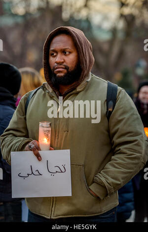 New York, États-Unis. 14Th Dec 2016. Les New-Yorkais se sont réunis le vendredi 16 à Washington Sq. Park d'organiser une manifestation pacifique et une veillée aux chandelles à manifester notre solidarité avec la population syrienne. En exigeant d'arrêter le massacre de cibles civiles et de secouristes. Arrêter les sièges et la demande que l'ONU et la communauté internationale s'arrêter les criminels de guerre. Sauver la Syrie ! Alep enregistrer ! Arrêter les massacres !, arrêter le génocide ! © Erik McGregor/Pacific Press/Alamy Live News Banque D'Images