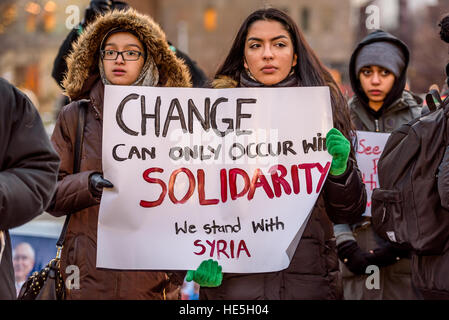 New York, États-Unis. 14Th Dec 2016. Les New-Yorkais se sont réunis le vendredi 16 à Washington Sq. Park d'organiser une manifestation pacifique et une veillée aux chandelles à manifester notre solidarité avec la population syrienne. En exigeant d'arrêter le massacre de cibles civiles et de secouristes. Arrêter les sièges et la demande que l'ONU et la communauté internationale s'arrêter les criminels de guerre. Sauver la Syrie ! Alep enregistrer ! Arrêter les massacres !, arrêter le génocide ! © Erik McGregor/Pacific Press/Alamy Live News Banque D'Images