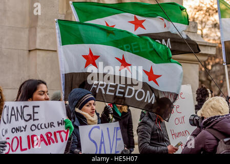 New York, États-Unis. 14Th Dec 2016. Les New-Yorkais se sont réunis le vendredi 16 à Washington Sq. Park d'organiser une manifestation pacifique et une veillée aux chandelles à manifester notre solidarité avec la population syrienne. En exigeant d'arrêter le massacre de cibles civiles et de secouristes. Arrêter les sièges et la demande que l'ONU et la communauté internationale s'arrêter les criminels de guerre. Sauver la Syrie ! Alep enregistrer ! Arrêter les massacres !, arrêter le génocide ! © Erik McGregor/Pacific Press/Alamy Live News Banque D'Images