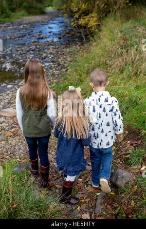 Trois enfants qui sont frères et sœurs dans un style franc à l'extérieur photo le long des rives de la rivière McKenzie dans l'Oregon. Banque D'Images