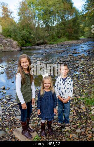 Trois enfants qui sont frères et sœurs dans un style franc à l'extérieur photo le long des rives de la rivière McKenzie dans l'Oregon. Banque D'Images