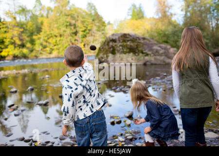 Trois enfants qui sont frères et sœurs dans un style franc à l'extérieur photo le long des rives de la rivière McKenzie dans l'Oregon. Banque D'Images