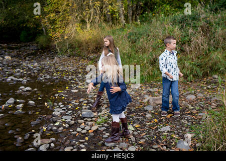 Trois enfants qui sont frères et sœurs dans un style franc à l'extérieur photo le long des rives de la rivière McKenzie dans l'Oregon. Banque D'Images