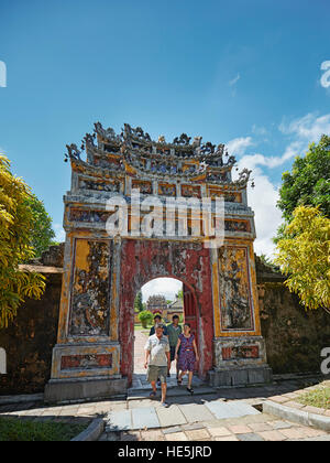 La porte d'entrée de Temple Hung à mieu. Ville Impériale (La Citadelle), Hue, Vietnam. Banque D'Images