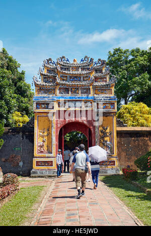 Les gens qui marchent dans la porte d'entrée pour l'accroché au Temple mieu. Ville Impériale (La Citadelle), Hue, Vietnam. Banque D'Images