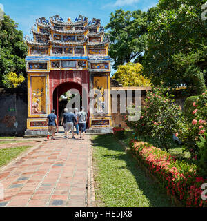 La porte d'entrée de Temple Hung à mieu. Ville Impériale (La Citadelle), Hue, Vietnam. Banque D'Images