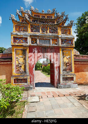 La porte d'entrée de Temple Hung à mieu. Ville Impériale (La Citadelle), Hue, Vietnam. Banque D'Images