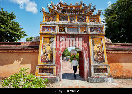 La porte d'entrée de Temple Hung à mieu. Ville Impériale (La Citadelle), Hue, Vietnam. Banque D'Images