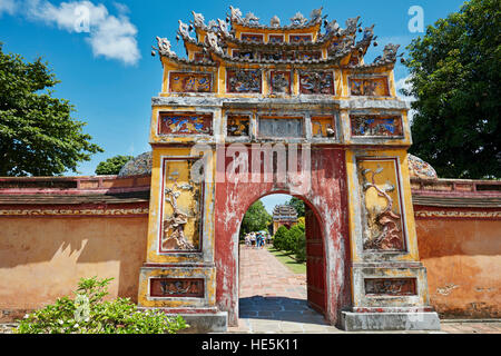 La porte d'entrée de Temple Hung à mieu. Ville Impériale (La Citadelle), Hue, Vietnam. Banque D'Images