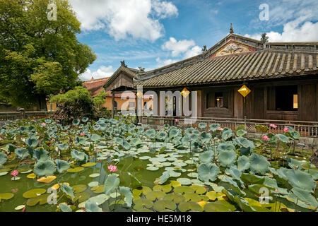 Piscine Lotus à Truong du pavillon. Dien Tho Résidence, Ville Impériale, Hue, Vietnam. Banque D'Images