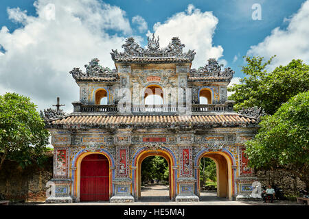 Porte dans la Cité Interdite Pourpre. Ville Impériale (La Citadelle), Hue, Vietnam. Banque D'Images