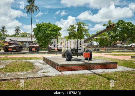 122 mm gun utilisé pendant la guerre du Vietnam. Collection militaire du Musée Hue, ville impériale (la Citadelle), Hue, Vietnam. Banque D'Images