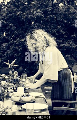 Femme préparant le dîner Table Concept Banque D'Images