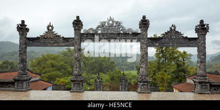 Vue depuis la Cour de salutation au tombeau de Khai Dinh (Ung tombe). Hue, Vietnam. Banque D'Images