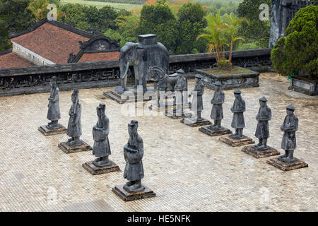 Des statues de mandarins à la formule d'un tribunal. Tombeau de Khai Dinh Tomb (UNG), Hue, Vietnam. Banque D'Images