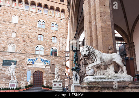 Lion Medici et Persée des statues dans Loggia dei Lanzi et le Palazzo Vecchio (Mairie) sur la Piazza della Signoria à Florence Ville en matinée. Banque D'Images