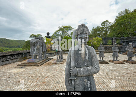 Des statues de mandarins à la formule d'un tribunal. Tombeau de Khai Dinh Tomb (UNG), Hue, Vietnam. Banque D'Images