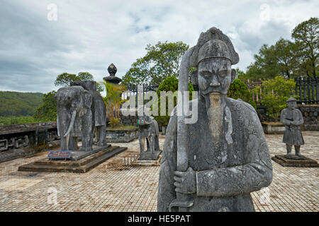 Des statues de mandarins à la formule d'un tribunal. Tombeau de Khai Dinh Tomb (UNG), Hue, Vietnam. Banque D'Images