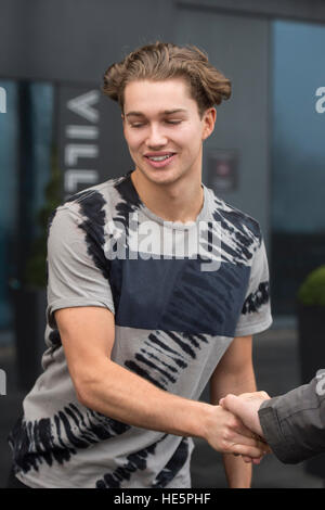 AJ Pritchard quitte le Village Hôtel Club Watford à Londres avant de la Strictly Come Dancing 2016 ce week-end final. Banque D'Images