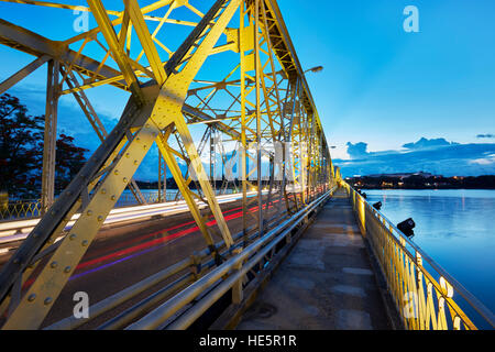 Truong Tien Pont (conçu par Gustave Eiffel) allumé au crépuscule. Hue, Vietnam. Banque D'Images