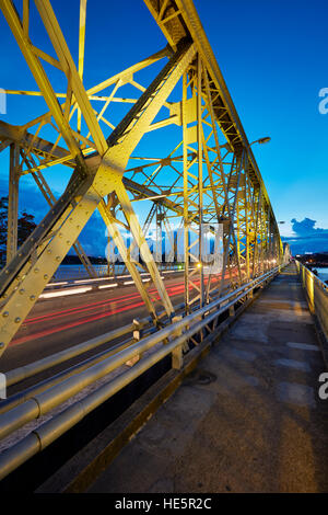 Truong Tien Pont (conçu par Gustave Eiffel) allumé au crépuscule. Hue, Vietnam. Banque D'Images