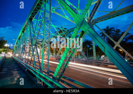 Truong Tien Pont (conçu par Gustave Eiffel) allumé au crépuscule. Hue, Vietnam. Banque D'Images