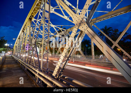 Truong Tien Pont (conçu par Gustave Eiffel) allumé au crépuscule. Hue, Vietnam. Banque D'Images