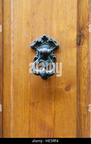 Voyage d'Italie - heurtoir de bronze sur la vieille porte de bois dans la ville de Florence Banque D'Images