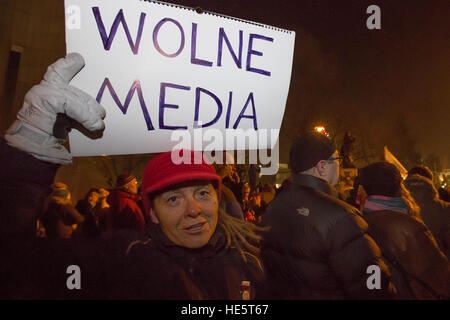 Plusieurs centaines de personnes participent à une manifestation organisée par le Comité pour la défense de la démocratie (KOD) en face du Sejm (parlement polonais) à Varsovie, Pologne, 16 décembre 2016. Parmi eux une femme tenant une affiche avec l'inscription 'Wolne Médias" (liberté des médias). Ils protestent contre les restrictions prévues pour les conditions de travail des journalistes au parlement, prévue par le parti au pouvoir PiS. La nouvelle loi serait restreindre considérablement l'accès des reporters photographes et correspondants vidéo à la diète des capacités. Les règles sont, devant prendre effet en 2017. - Pas de service de fil - Photo : Banque D'Images