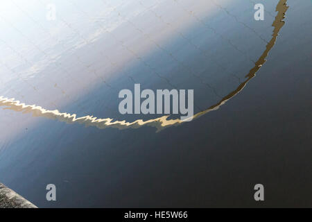 Newcastle Upon Tyne, UK 17 Décembre, 2016. Belle journée ensoleillée le long de la rivière Tyne, dans le centre de Newcastle. SSection du pont Milennium reflète dans la rivière. Copyright Carol Moir/Alamy Live News. Banque D'Images