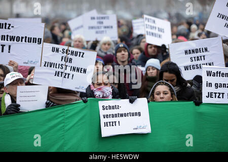 Berlin, Allemagne. 25Th Dec 2016. Des centaines de personnes avec des signes de protestation contre la guerre en Syrie au Reichstag à Berlin, Allemagne, 17 décembre 2016. Photo : Jörg Carstensen/dpa/Alamy Live News Banque D'Images