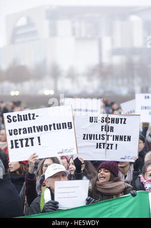 Berlin, Allemagne. 25Th Dec 2016. Des centaines de personnes avec des signes de protestation contre la guerre en Syrie au Reichstag à Berlin, Allemagne, 17 décembre 2016. Photo : Jörg Carstensen/dpa/Alamy Live News Banque D'Images