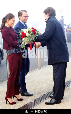 Milan, Italie. 25Th Dec 2016. La princesse Victoria et le Prince Daniel de Suède arrivent, le 17 décembre 2016, à la recherche hôpital San Raffaele dernier jour des 3 jours visite de la Princesse Victoria de Suède et le Prince Daniel de l'Italie Photo : Albert Nieboer/Pays-Bas/Point de vue - PAS DE SERVICE DE FIL - Photo : Pre/Albert/RoyalPress Nieboer/dpa/Alamy Live News Banque D'Images