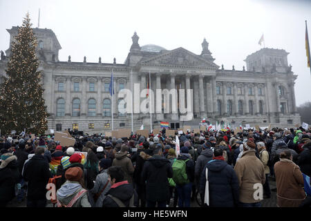 Berlin, Allemagne. 25Th Dec 2016. Des centaines de personnes qui protestaient contre la guerre en Syrie au Reichstag à Berlin, Allemagne, 17 décembre 2016. Photo : Jörg Carstensen/dpa/Alamy Live News Banque D'Images