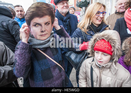 Gdansk, Pologne 17 décembre 2016 manifestant en PM Beata Szydlo masque est vu. Comité pour la défense de la démocratie (KOD) protestation, en dehors de la Loi et Justice (PiS) parti au pouvoir des bureaux à Gdansk. KOD protestation des militants pour la défense de la liberté des médias au parlement polonais. Parti de la Justice Loi nad prévoit de limiter l'accès des médias au parlement. Les manifestants tiennent les cartes rouges pour le gouvernement et des bannières avec slogan ' ' médias libres et détient également constitution polonaise. Banque D'Images