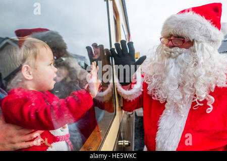 Aberystwyth, Pays de Galles, Royaume-Uni. Samedi 17 décembre 2016. Les familles et les enfants bénéficiant d'une visite du Père Noël au cours d'un voyage sur la vallée de Rheidol ; chemin de fer étroit's 'Santa' spécial train à vapeur au départ de la gare d'Aberystwyth Wales UK Photo © Keith Morris/Alamy Live News Banque D'Images