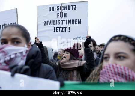 Berlin, Allemagne. 25Th Dec 2016. Des centaines de personnes avec des signes de protestation contre la guerre en Syrie au Reichstag à Berlin, Allemagne, 17 décembre 2016. Photo : Jörg Carstensen/dpa/Alamy Live News Banque D'Images