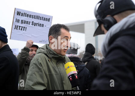 Berlin, Allemagne. 25Th Dec 2016. Allemagne, Berlin, du 17 décembre 2016. Des milliers de manifestants se rassemblent devant Reichtagsbuilding à Berlin pour protester contre la guerre en Syrie. Green-Party (Die Grünen) politicien Cem Özdemir est parmi les manifestants. © Gonzales Photo/Alamy Live News Banque D'Images