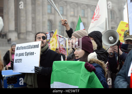 Berlin, Allemagne. 25Th Dec 2016. Allemagne, Berlin, du 17 décembre 2016. Des milliers de manifestants se rassemblent devant Reichtagsbuilding à Berlin pour protester contre la guerre en Syrie. Les manifestants exigent entre autres la fin de l'assassinat de civils, bombarder des hôpitaux et le siège d'Alep. La manifestation est organisée par l'adoption d'une révolution. © Gonzales Photo/Alamy Live News Banque D'Images