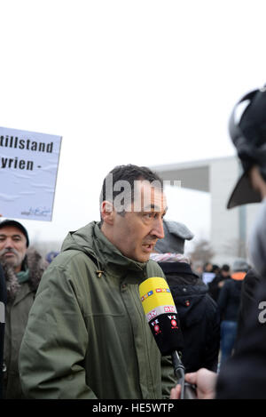 Berlin, Allemagne. 25Th Dec 2016. Allemagne, Berlin, du 17 décembre 2016. Des milliers de manifestants se rassemblent devant Reichtagsbuilding à Berlin pour protester contre la guerre en Syrie. Green-Party (Die Grünen) politicien Cem Özdemir est parmi les manifestants. © Gonzales Photo/Alamy Live News Banque D'Images