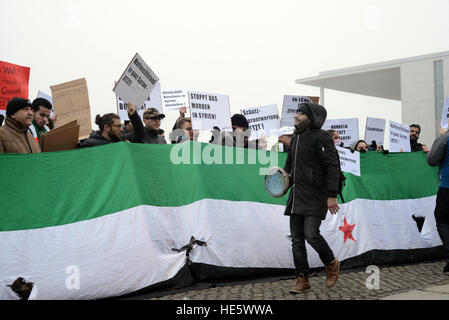 Berlin, Allemagne. 25Th Dec 2016. Allemagne, Berlin, du 17 décembre 2016. Des milliers de manifestants se rassemblent devant Reichtagsbuilding à Berlin pour protester contre la guerre en Syrie. Les manifestants exigent entre autres la fin de l'assassinat de civils, bombarder des hôpitaux et le siège d'Alep. La manifestation est organisée par l'adoption d'une révolution. © Gonzales Photo/Alamy Live News Banque D'Images