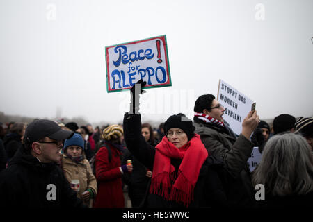 Berlin, Allemagne. 25Th Dec 2016. 17 décembre 2016 - Plus de 500 personnes se sont rassemblées devant le Reichstag à Berlin en solidarité avec les civils coincés dans Aleppo. La démonstration a demandé à Poutine de cesser ses bombardements. © ZUMA Press, Inc./Alamy Live News Banque D'Images