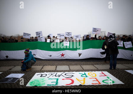 Berlin, Allemagne. 25Th Dec 2016. 17 décembre 2016 - Plus de 500 personnes se sont rassemblées devant le Reichstag à Berlin en solidarité avec les civils coincés dans Aleppo. La démonstration a demandé à Poutine de cesser ses bombardements. © ZUMA Press, Inc./Alamy Live News Banque D'Images