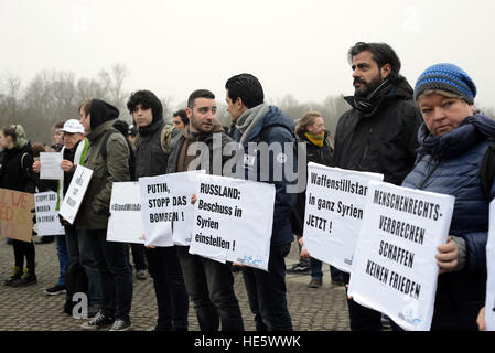 Berlin, Allemagne. 25Th Dec 2016. Allemagne, Berlin, du 17 décembre 2016. Des milliers de manifestants se rassemblent devant Reichtagsbuilding à Berlin pour protester contre la guerre en Syrie. Les manifestants exigent entre autres la fin de l'assassinat de civils, bombarder des hôpitaux et le siège d'Alep. La manifestation est organisée par l'adoption d'une révolution. © Gonzales Photo/Alamy Live News Banque D'Images