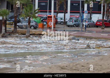 La Cala de Finestrat, Benidorm, Espagne. 17 décembre 2016. La plage a été parsemée de débris à la suite d'une inondation éclair d'hier où un homme espagnol de 65 ans a été balayé à sa mort alors que de fortes pluies sont tombées dans la région. Banque D'Images